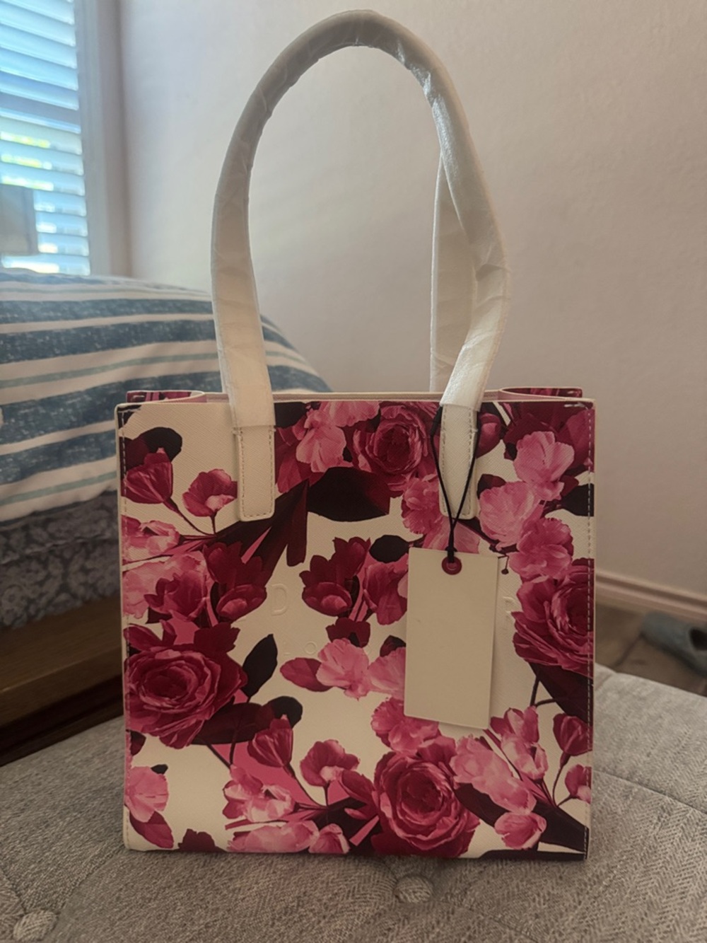 NWT, Ted Baker stunning pink/ white rose print tote.